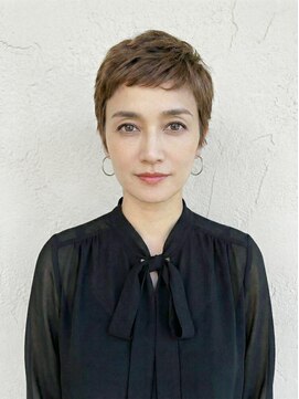 シオミエイチ 垂水(shiomi H) 【白髪ぼかしセシルカット】凛と品よく整う大人ショート