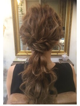 ヘアーワークス アンビエント(Hair works Ambient) ☆アンビ☆波ウェーブポニー