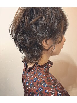 ノイズ(Noi'z) <ノイズ>クールと可愛さを合わせ持つウルフボブ