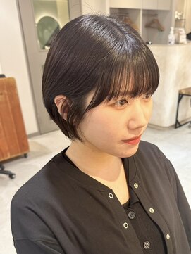 ヒビヲ(HIBIO) ショートボブ切りっぱなしボブタッセルボブベージュカラー横浜