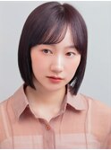 ストレートの質感を際立たせる毛先を揃えたミニボブ