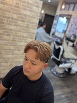 ジェネシス 津島店(genesis)&nbsp;毛流れセンターパート × テーパーフェード × ベージュカラー