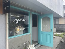 イン(yne.)の雰囲気（コンクリート調の壁に水色の扉が目印です♪）