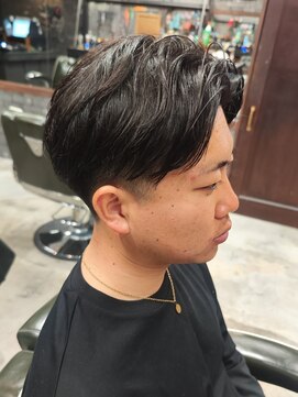 スリーセント 栄(3/cent) センターパート/テーパーフェード/ツーブロック/フェードカット