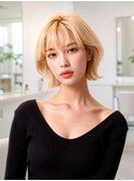 大人かわいいプラチナブロンド×外ハネミディ