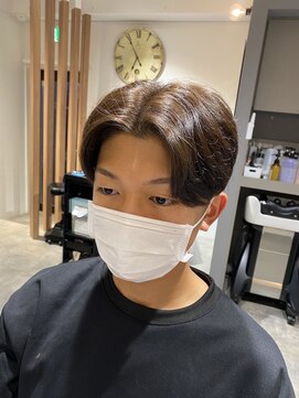 リンカラン トロワ(LINGKARAN Trois) センターパートマッシュ刈り上げ2ブロ