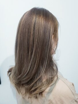 ミリ 国分寺(Mili) ミディアムレイヤー&グレーベージュ