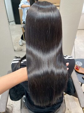 ミア(mia) グレージュ切りっぱなしボブ前髪ありミニボブミルクティベージュ