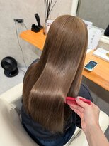 ミュウ(Miiiu)&nbsp;ハイライトカラー艶カラーカーキベージュロングヘア髪質改善