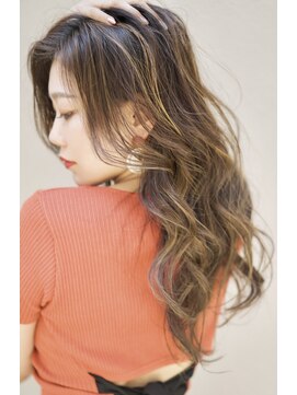 エイチヘアー(eichi hair) ハイライトの入ったロングウエーブ