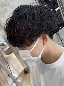 フィフスワン(fifth one) 波巻きパーマメンズパーマメンズヘアツーブロックツイストパーマ