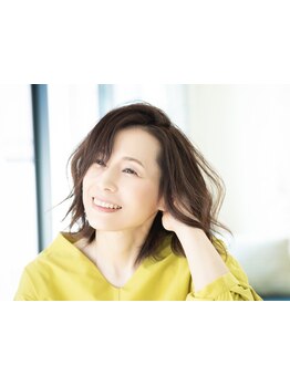 白髪カバーしながら、オシャレも楽しめるグレイカラーをご提案！艶感もUPで、若々しい印象になる―。