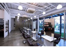 広々としたセット面は、隣のお席との間隔もゆったり確保