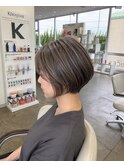 40代大人女性の白髪ぼかしハイライト×丸みショートボブ