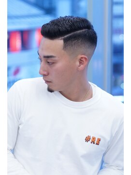 にもう サイドパートかき上げフェードカットバーバースタイルE