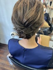 お呼ばれヘアアレンジ定番人気のシニヨンデザイン