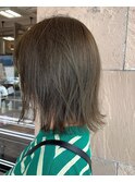 オリーブカラー×外はねボブ