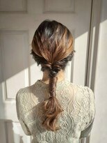 アロマ ヘアー ルーム 新宿3号店(AROMA hair room)&nbsp;ローポニーアレンジ／タイト×ルーズ／大人シンプル