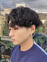 フィフスワン(fifth one)&nbsp;センターパートツイストスパイラルパーマツーブロックメンズヘア