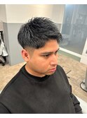 短髪ツーブロックアップバングフェードカットスパイキーショート