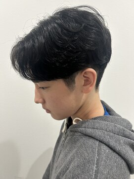 ヒュイル バイ ニアウ(Hwyl by Niau) メンズマッシュセンターパートスパイラルパーマニュアンスパーマ