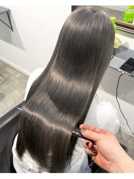 イリ 心斎橋(ili) ハイトーンカラーミルクティーベージュ髪質改善