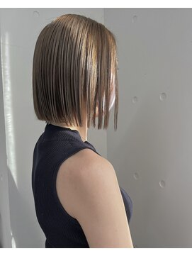 ユノ(juno) 光に透けるカラーとボブ　シオガマ