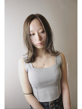 ビアージュ(Viage) :フェイスレイヤー　:外はねミディ　:ベージュカラー　:くすみ