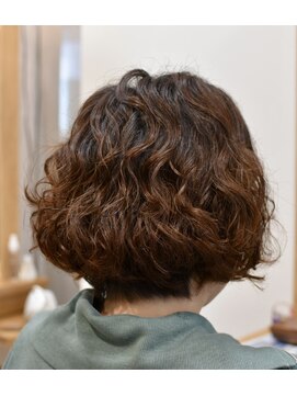 フロラクロマ 上通NEWS裏(FLORACHROMA) ショートボブのパーマデザイン