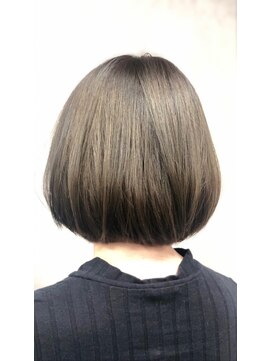 クロス(cRoss) まとまり感抜群グレーカラーボブ