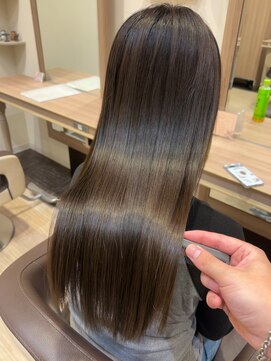 毛先までツヤの出るカラー