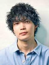 無造作に動くパーマデザインで、スタイリングしやすく自然体でも雰囲気のある仕上がりに＊[大阪梅田/men's]