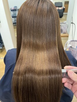 【最新薬剤や毛髪理論を常にアップデート】COMONオリジナル髪質改善トリートメントで自分史上最高の美髪に!