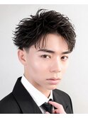 アップバングショート黒髪ビジネスショート短髪フェザーショート