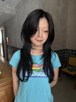 シキ(SHIKI)&nbsp;暗髪でも重く見せないレイヤースタイル