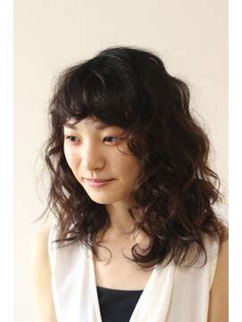 カル(caru) 美髪ダスティモノトーンアッシュ毛先パーマウォーターフォール