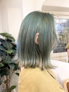 アミュレ(Amule) 外国人風透明感ペールグリーンカラーハンサム外ハネセミディ30代