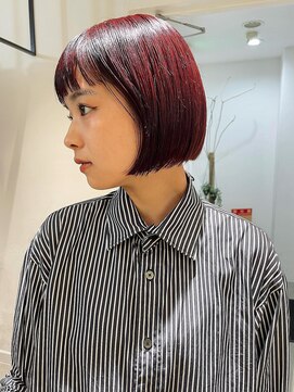 ルーム(Loom.) ブリーチなしワインレッドカラー　コンパクトボブ　ぱっつん前髪