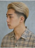 金髪ブリーチスタイリッシュ刈り上げ七三分けアップショート