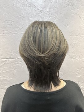 白髪ぼかしハイライト×ウルフカット【西武新宿駅】【駅近】