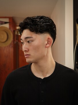 ロマンズヘッド(浪漫頭髪 ROMAN’S HEAD) ハイテーパーフェード海外風オールバックパーマ