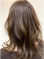 ステア ケース(stair case)&nbsp;【大人かわいい ツヤ髪】ゆるウェーブ レイヤーミディアム