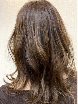 ステア ケース(stair case) 【大人かわいい ツヤ髪】ゆるウェーブ レイヤーミディアム