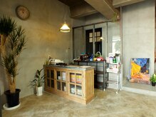 カフェアンドサロン フレーバー(cafe&salon FLAVOR)の雰囲気（こちらはサロンの受付スペースです。植物も程よく配置しています）