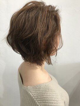 アリウス(ALIUS by posh) 【ALIUS 池袋 小川真一】べージュ×スウィングボブ