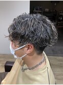 刈り上げセンターパートサーフカールブルーブラッフェザーパーマ