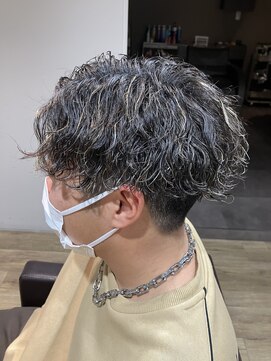 エヌプラス(N+) 刈り上げセンターパートサーフカールブルーブラッフェザーパーマ