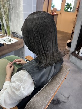 ティティ(TiTi) 肌を白く魅せる ダークグレイカラー [TiTi_福田りの]