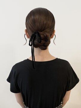 アヴェイル ヒロオ(a'vail Hiroo) タイトシニヨンヘアセット 結婚式参列二次会パーティヘア