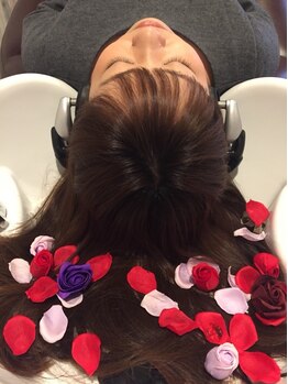 サロン ド ロココ(Salon de RoCoCo)の写真/☆極上の癒しの時間を！頭皮環境を改善し超高濃度炭酸泉で温浴効果バツグン◎
